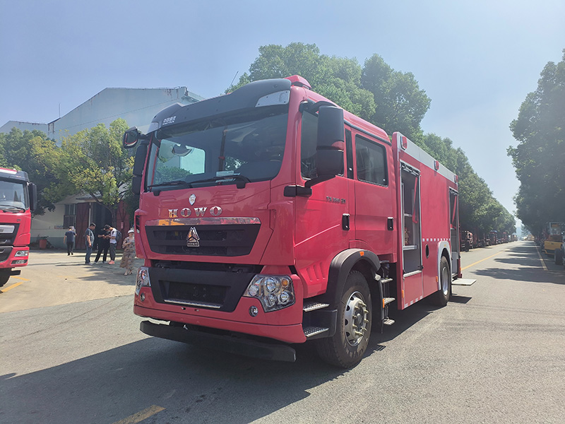 重汽豪沃8T泡沫干粉聯(lián)用消防車(chē)